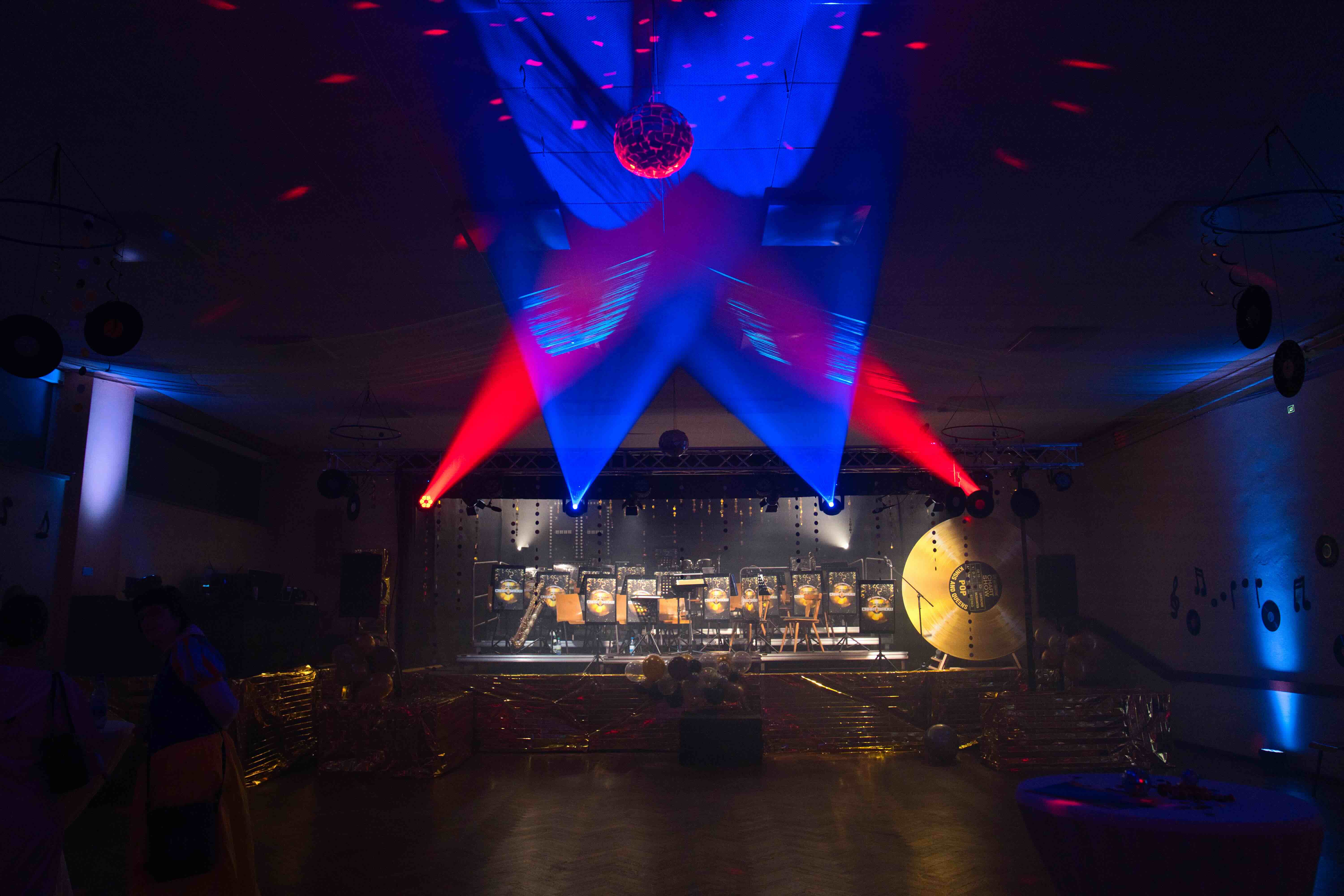 Faschingsveranstaltung mit dynamischem roten und blauen Show-Licht