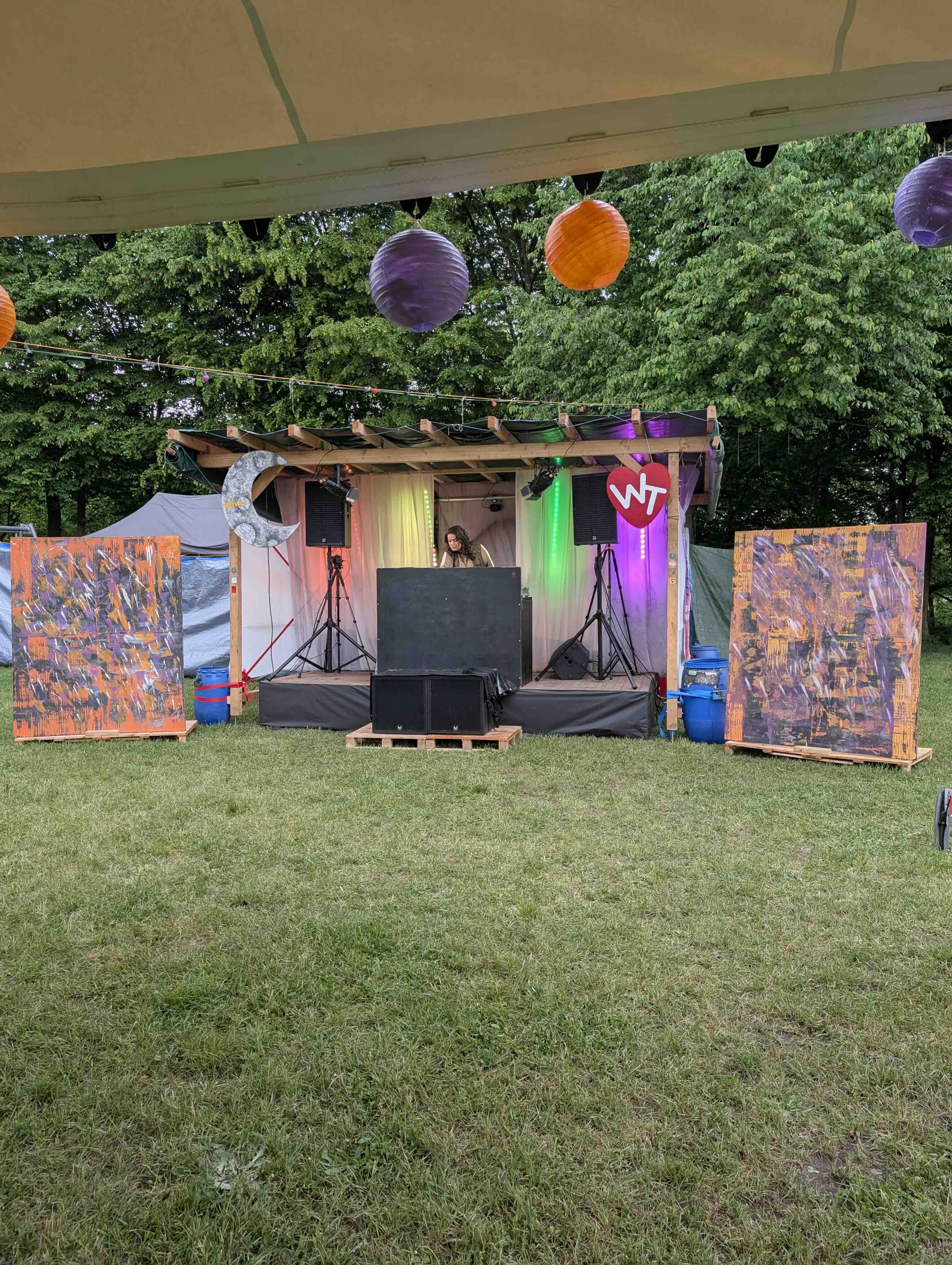 Festivalbühne mit professioneller Licht- und Tontechnik