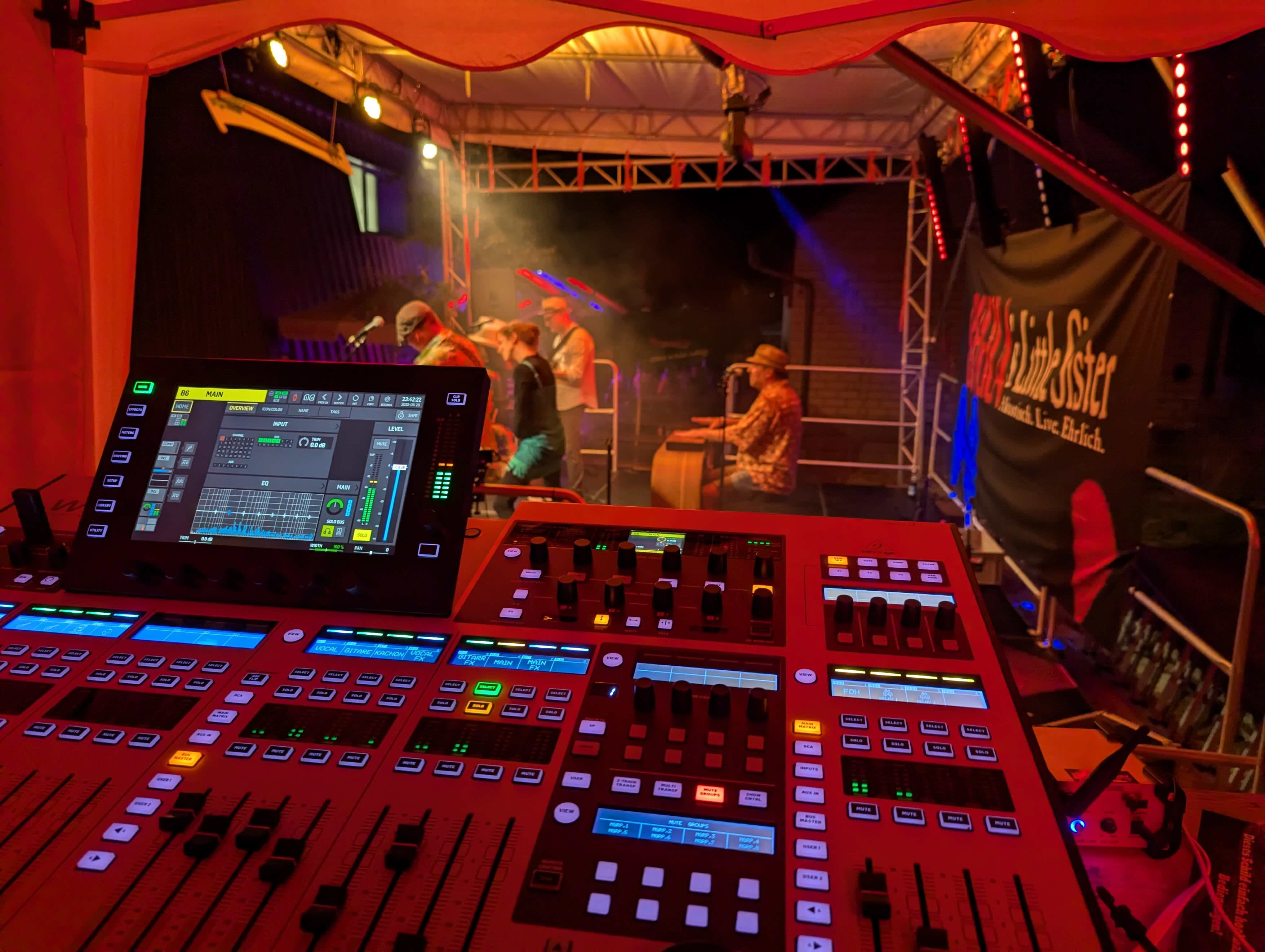 Digitales Mischpult bei einem professionell betreuten Live-Auftritt