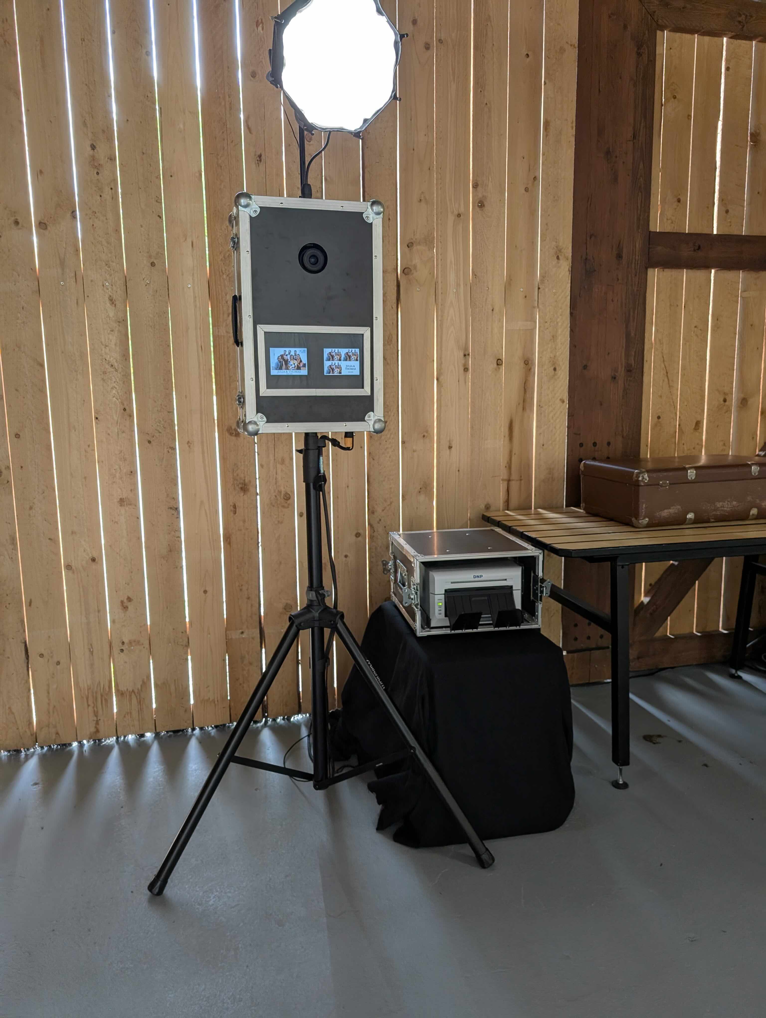 Fotobox mit Studiolicht und Fotodrucker bei einer Feier